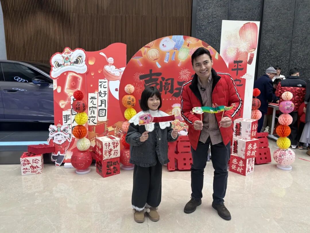 大卫(右一) 图片