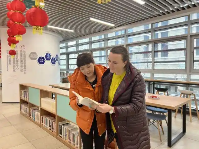 波琳娜(右一) 图片